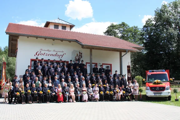 Gruppenfoto mit Auto (bearbeitet).jpg